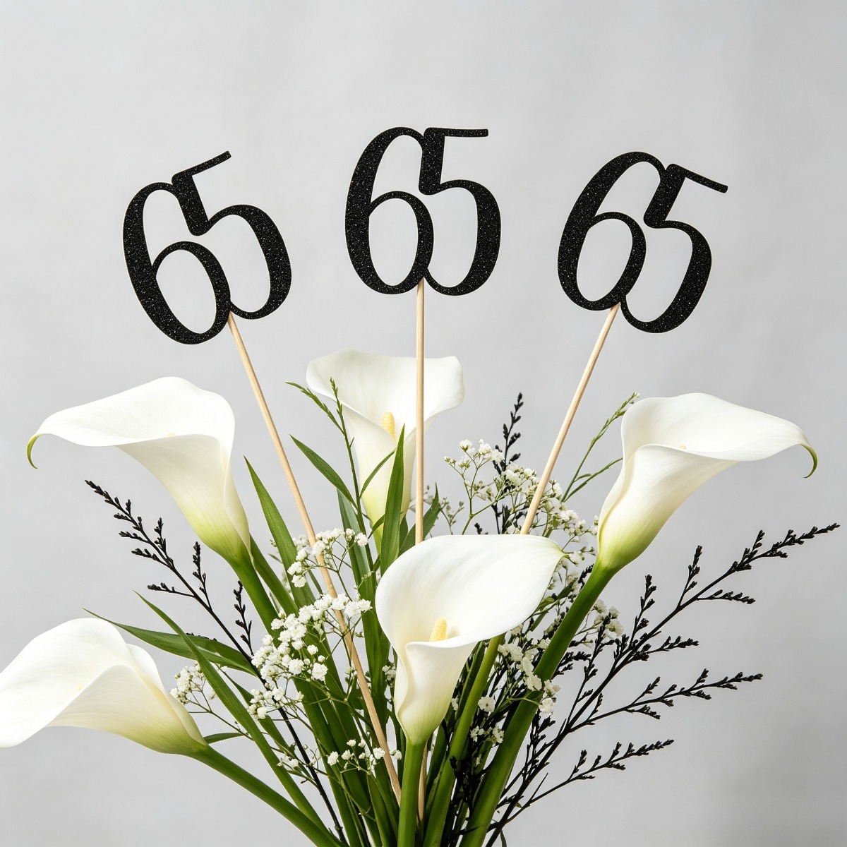 Centerpiece Stick - ブラックグリッターの65歳のお誕生日用テーブル装飾用スティック、12本セット。数字の「65」がデザインされており、記念パーティーの飾り付けに最適。